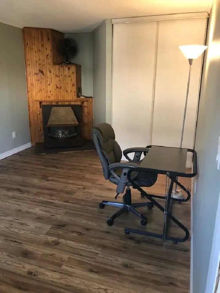 Room with private bathroom available !