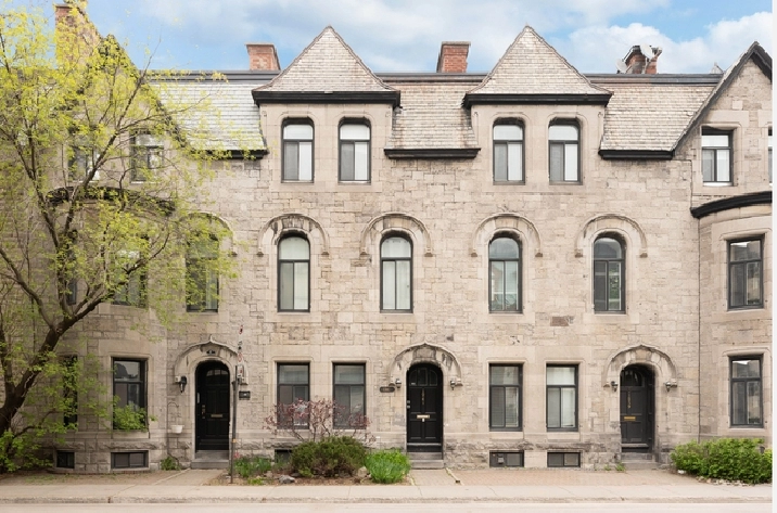 3 Bedroom, 2 Bath - Townhouse Downtown