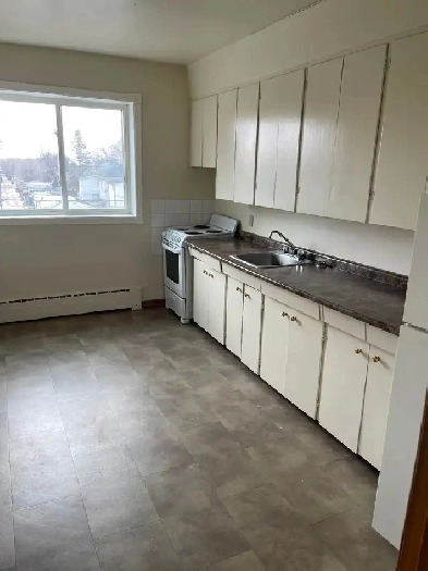 1060 Notre Dame close to McPlillips