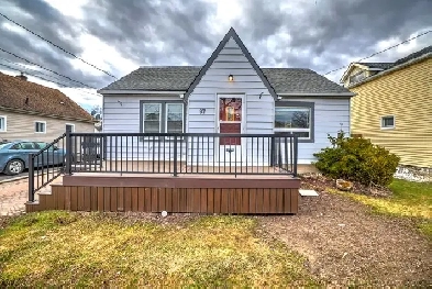 Main Floor Unit Located in Central Welland!