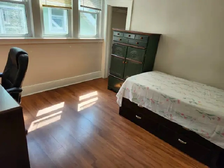 3 furnished rooms, 5 min. walk to UoW - Rankin Ave.student house