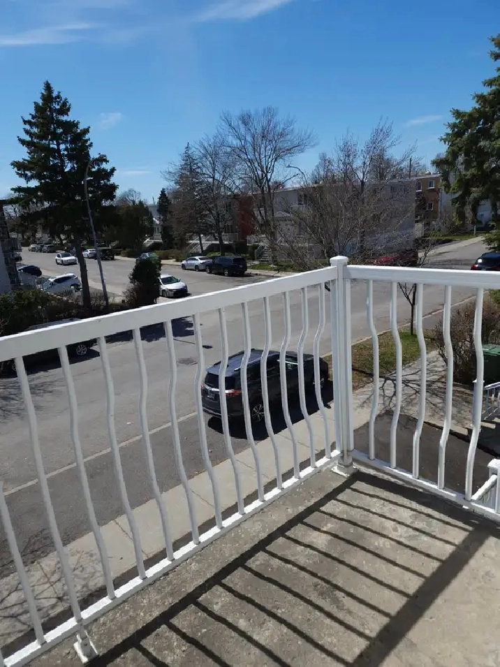 5 1/2 avec air climatisé, un balcon et un patio