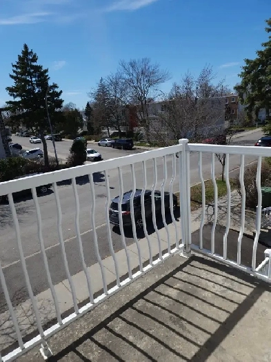 5 1/2 avec air climatisé, un balcon et un patio