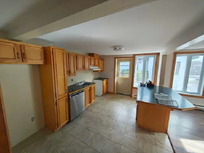 5 1/2 a louer 102 bowen N.