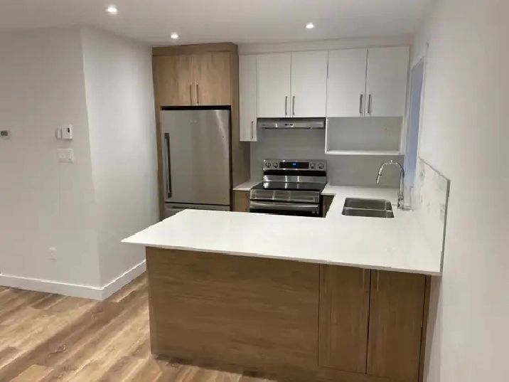 4 1/2 · construit 2022 · A/C WiFi inclus · 2 mins Metro Parc