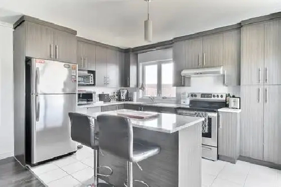 Superbe 4 1/2   Bureau , LÉVIS, (St-David) 3ème étage.