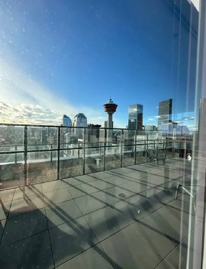 room available downtown $650 May 3 ..403-399-8956