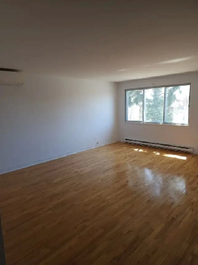 5 1/2 avec air climatisé, un balcon et un patio