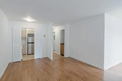 2 1/2 Studio with den near Concordia - ID 2286