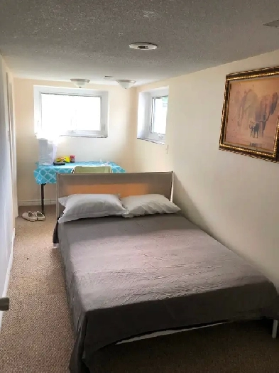 VERY BRIGHT ROOM NORTH YORK ON BATHURST NEAR GROCERY/BUS