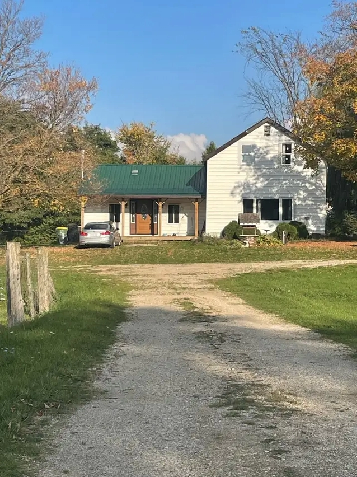 ROOM AVAILABLE ON HORSE HOBBY FARM