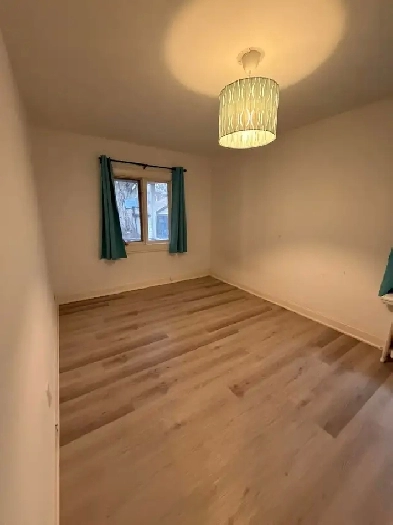 ROOM FOR RENT MIDTOWN TORONTO AVAILABLE IMMEDIATELLY