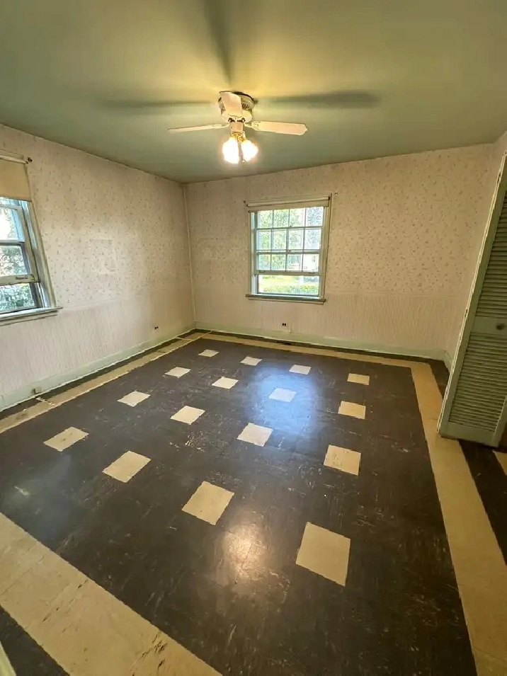 SPACIOUS ROOM FOR RENT IN ETOBICOKE - NEAR LAKESHORE