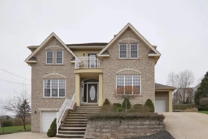 4 Bedroom 3 Bath House in Desirable Halifax Neighbourhood