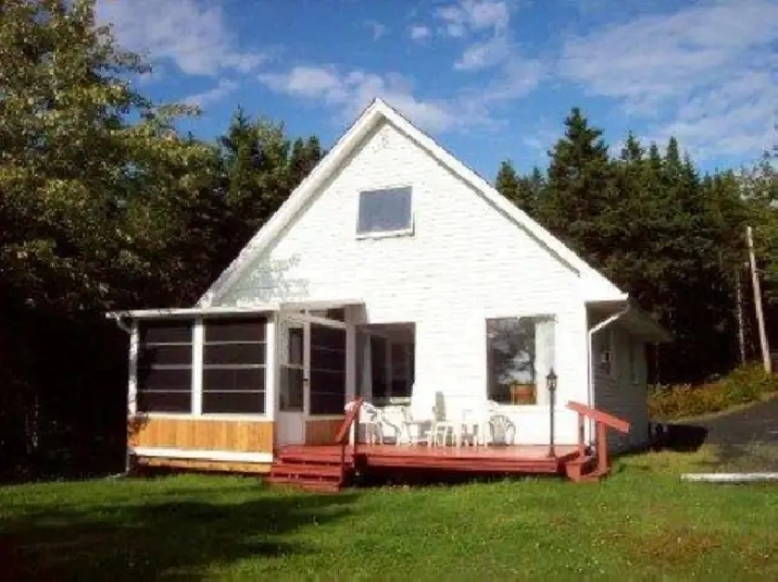 07-005 FURNISHED Lakefront home, all utilities incl. till June30