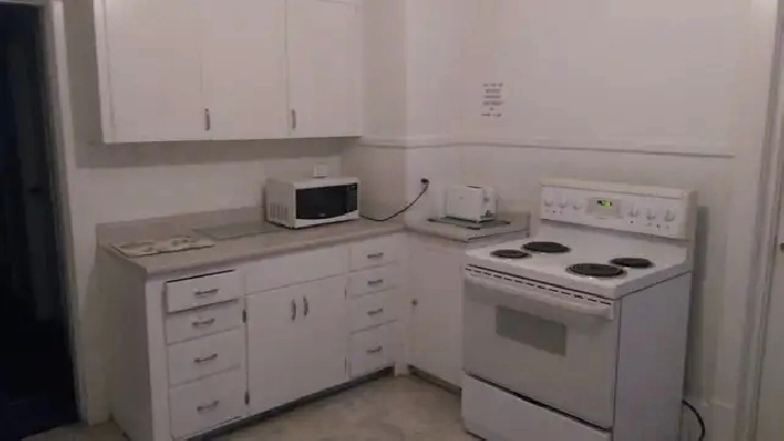 11819-129  Ave  furnished room for rent