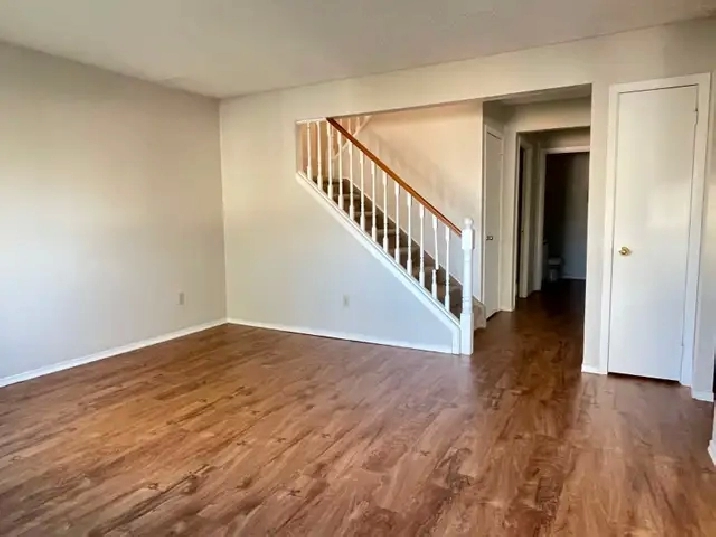 ATTENTION TRENT STUDENTS – 3 Bdrm - Prime Reid St Location