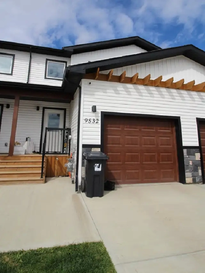 #6271 - 3 Bedroom/2.5 Bath Townhouse W/Garage in Clairmont $2150