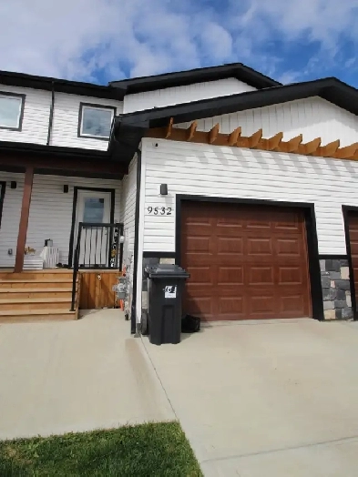 #6271 - 3 Bedroom/2.5 Bath Townhouse W/Garage in Clairmont $2150