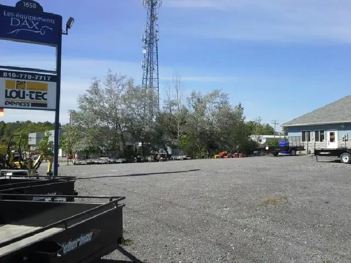 Emplacement commercial à vendre –  Commercial location for sale