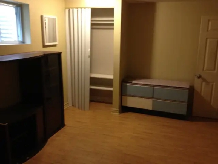 VERY BRIGHT ROOM NORTH YORK STEELES AND BATHURST NEAR BUS/PLAZA