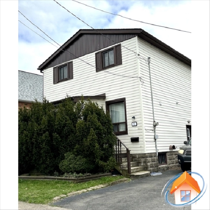 10min walk to McMaster! Reno house for 1 male student rental