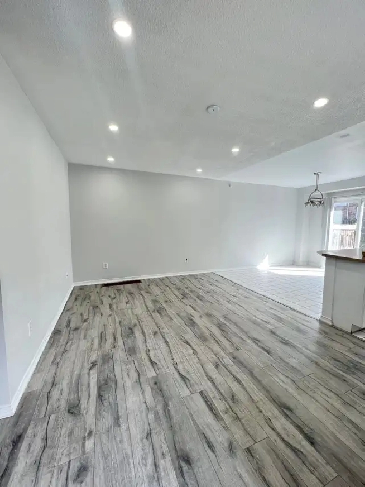 Room in House for Rent by WinstonChurchill & Hwy403 in ErinMills