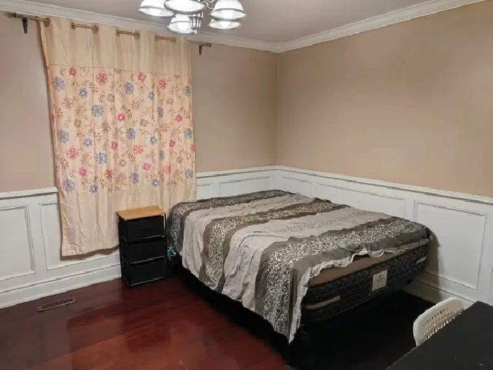 Room for rent walking to Erin Mills Town Centr