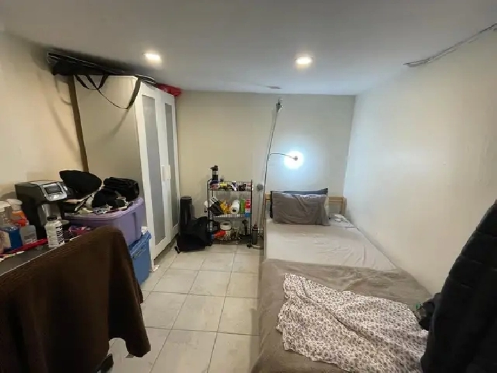 Basement room for rent Downtown! 5 mins from TTC, groceries,UofT