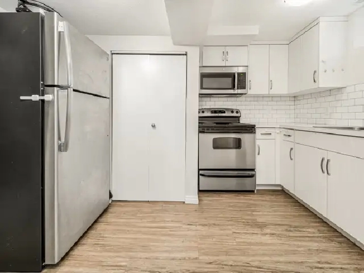 Large 2 Bed   Den, 1 Bath Legal Basement Suite - Pet Friendly!