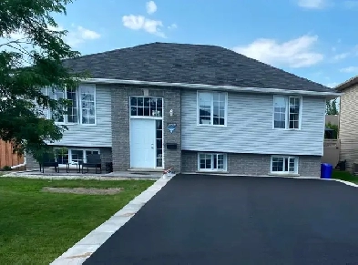 1 ROOM LEFT! Clean, Quiet Female Shared Home – Furnished Room