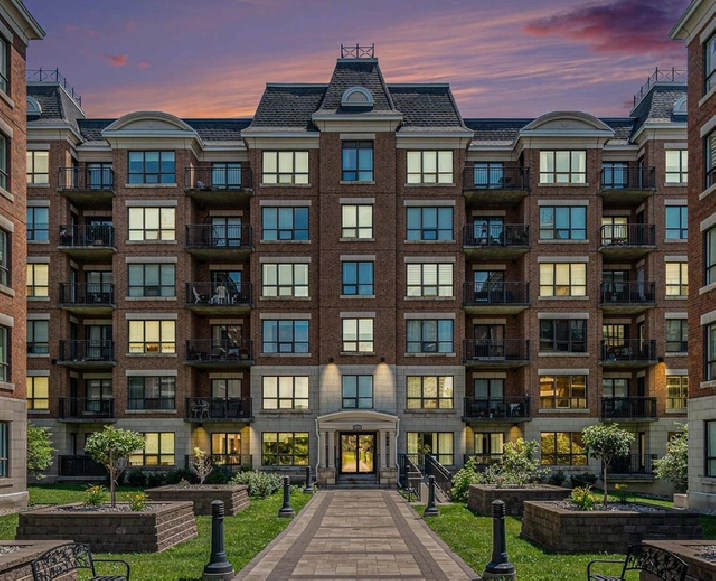 Beautiful 1 Bedroom Condo with Parking Available Immediately!