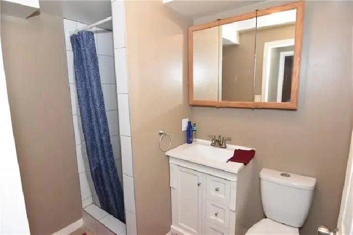 Furnished room close to Rundle Station