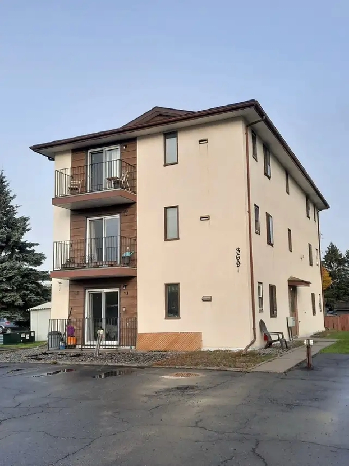 1 BDRM - Open / Balcony