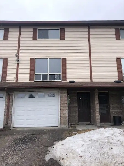 ELLIOT LAKE: 3 Bedroom Townhouse w garage, yard, basement