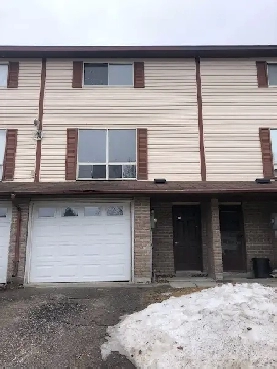 ELLIOT LAKE: 3 Bedroom Townhouse w garage, yard, basement