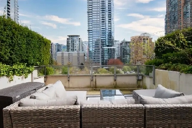 Sleeps 6 - Yaletown Townhouse-Style Condo