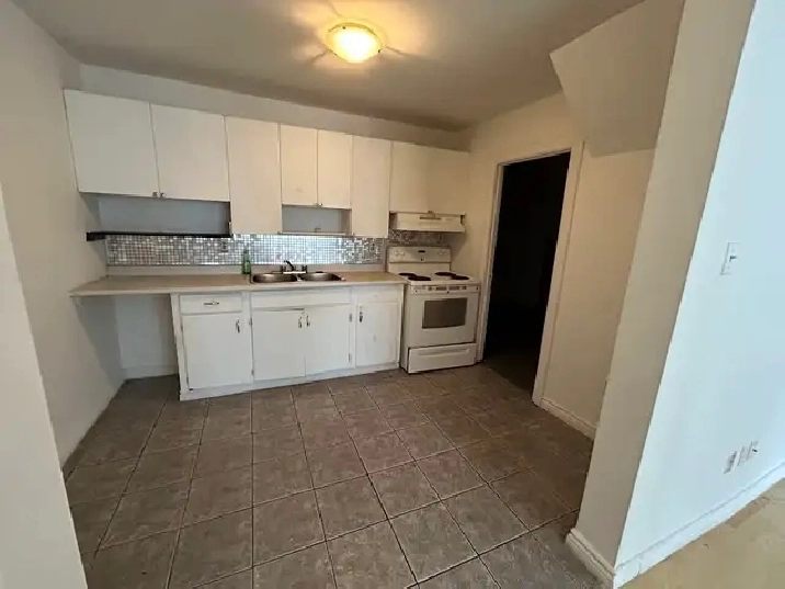 ELLIOT LAKE: 2 Bedroom townhouse w yard & parking
