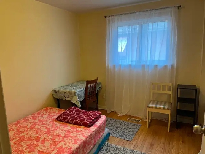BRIGHT ROOM MAIN FLOOR -50m TO PLAZA STEELES AND BATHURST