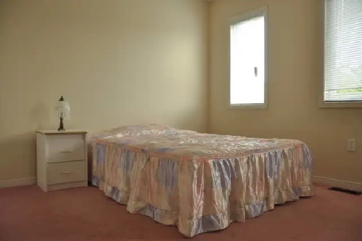 5 min walk to DC/UOIT North Oshawa private room available June 1