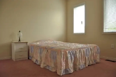 5 min walk to DC/UOIT North Oshawa private room available June 1