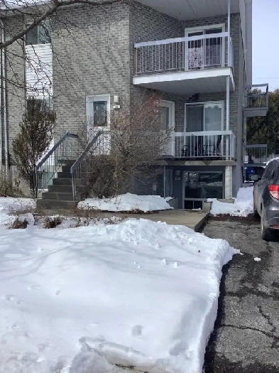 Logement 4 1/2, demi sous-sol à louer à L'Assomption.