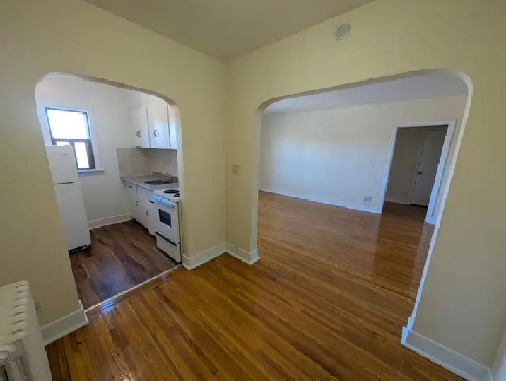 1 Bedroom Apt available at 2532 Lakeshore Blvd W, Etobicoke!