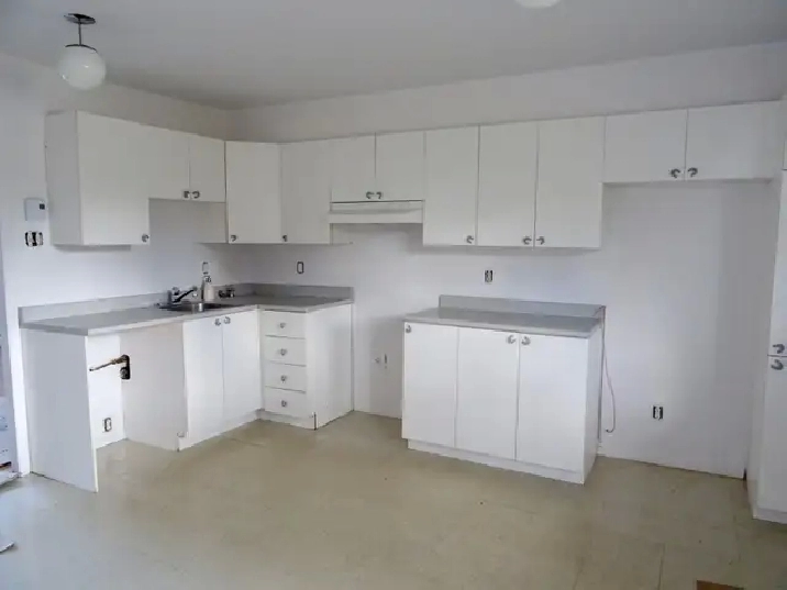 41/2. Longueuil (St-Hubert)  sous-sol .  1225$ par mois.