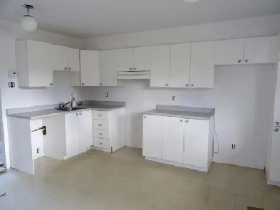 41/2. Longueuil (St-Hubert)  sous-sol .  1225$ par mois.
