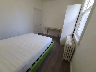 Ossington Bloor, Christie TTC, Large room rent - 2Mins to Subway