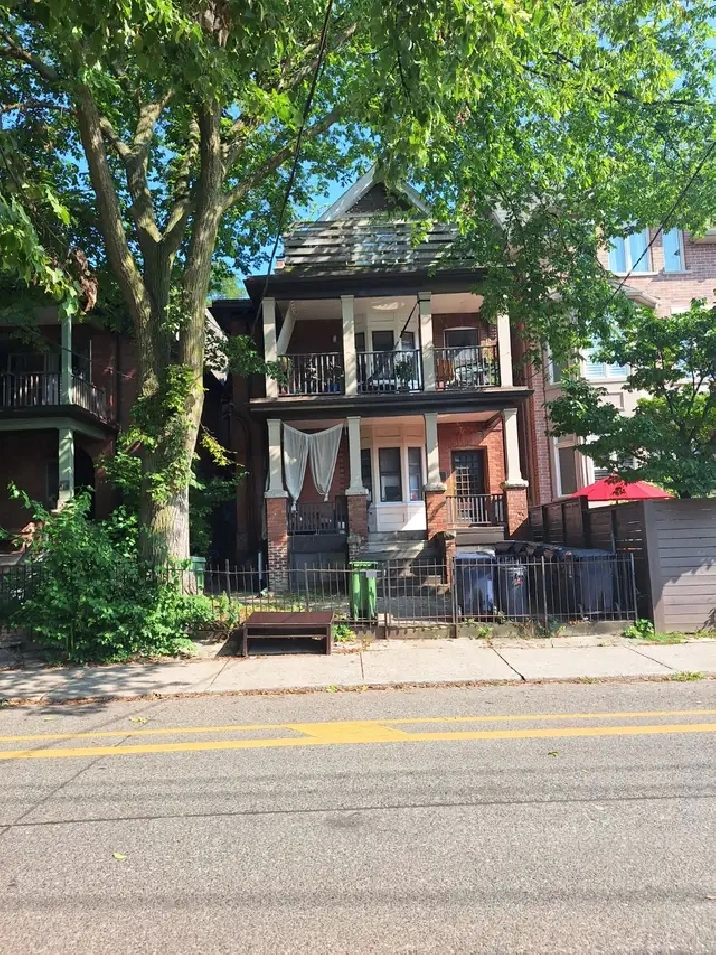 CABBAGETOWN: 1-Bedroom Apartment at Parliament/Gerrard St East