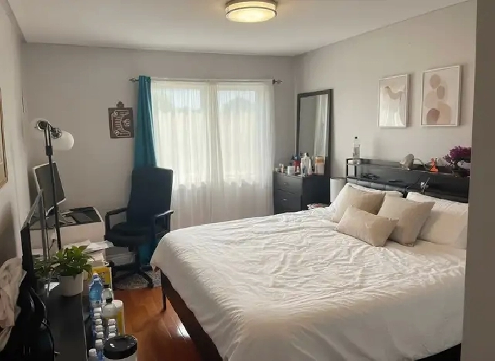 PRIVATE MASTER ROOM -2ND FLOOR HOME-( St. Clair & Midland)- 105