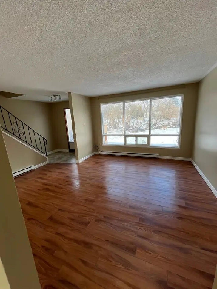 Centrally located  - 2.5 Bdrm Apartment in Stayner