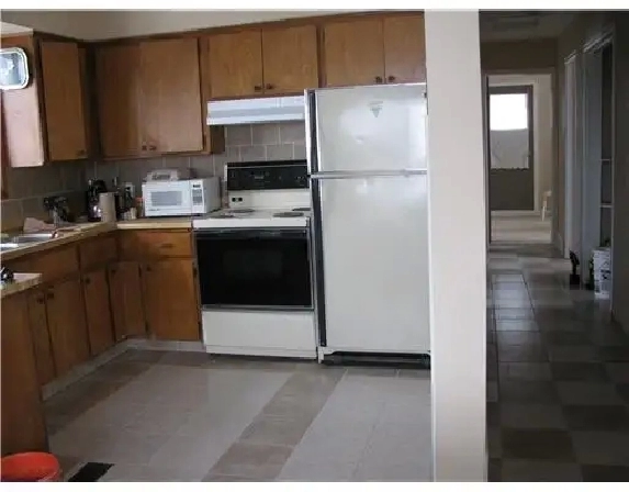 Room for rent in quiet triplex. Close to bus route, plaza,
